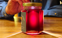 Mật ong màu tím tưởng đồ giả hoá ra là đặc sản ở vùng đất này