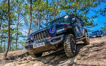 Loạt xe Jeep đọ sức với cung đường đồi dốc tại Đà Lạt