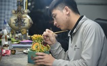 Cận cảnh quy trình làm linh vật rồng vàng giá hàng chục triệu đồng bán Tết