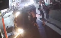 Clip: Ô tô "điên" gặp nạn kinh hoàng rồi lật "phơi bụng", người dân phá kính cứu tài xế