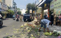 Đứng giao hàng trên vỉa hè, nam shipper bị ô tô tông văng xa nhiều mét