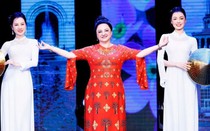 Phu nhân đại sứ quốc tế trình diễn áo dài Việt Nam