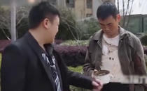 Thanh niên khinh thường người ăn xin nhận ngay cái kết đắng