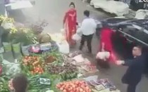 Xôn xao clip tài xế lái ô tô đánh nhau với người phụ nữ bán hoa quả, công an vào cuộc xác minh