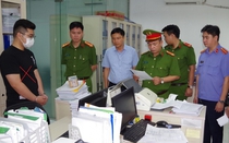 Nhân viên ngân hàng cho vay nặng lãi, thuê giang hồ “khủng bố” con nợ