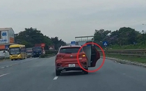 Xử phạt, tước giấy phép lái xe nữ tài xế ngang nhiên mở cửa ô tô khi đi trên quốc lộ