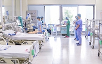 Rạch dao lam lên người để chữa bệnh, bé trai 10 tuổi tử vong