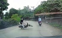 Clip: Ôm cua như tay đua, tài xế lái xe Dream rước họa vào thân