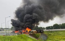 Xe đầu kéo lật ngửa rồi bốc cháy dữ dội trên cao tốc Hà Nội – Hải Phòng