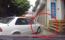 Clip: Lái ô tô cố “điền vào chỗ trống” gây ùn tắc, tài xế gặp “quả đắng”