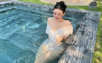 Loạt trang phục đi biển tuy giản dị vẫn phô được nét đẹp vóc dáng của Quỳnh Kool