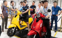 Khách hàng nô nức nhận “xe máy điện quốc dân” VinFast Evo200