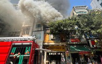 HN: Cháy nhà ở phố cổ, khói đen bốc cao hàng chục mét