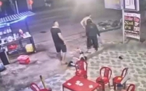 Clip: Phóng xe máy như tên lửa phi vào đầu ô tô, tài xế gặp hoạ lớn