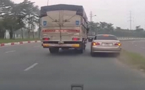 Clip: Lái xe tải chạy ẩu, ép ô tô con lao lên dải phân cách, tài xế bị cư dân mạng chỉ trích