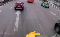 Clip: Mắc sai lầm tối kỵ, chèn đầu xe tải, tài xế lái ô tô con gặp cái kết “đắt giá”