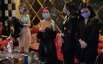 Bắt quả tang 16 nữ tiếp viên ăn mặc "mát mẻ" phục vụ khách hát karaoke