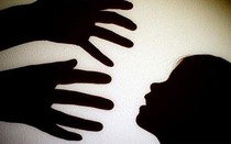 Khởi tố thiếu niên nghiện "phim đen", hiếp dâm bé gái khiếm thị