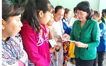 Phó Chủ tịch nước Đặng Thị Ngọc Thịnh trao quà tại tỉnh Vĩnh Long