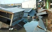Đồng Tháp: Sạt lở bờ sông nghiêm trọng, 5 căn nhà bị nhấn chìm