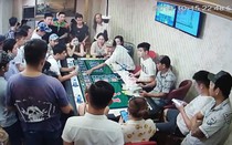 Tạm giữ hình sự nhóm đối tượng lắc tài xỉu quy mô lớn với gần nửa tỷ đồng trên chiếu bạc