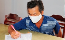 Truy tố người đàn ông đánh cảnh sát vì nhắc nhở đeo khẩu trang
