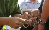 Thanh niên đe dọa tạt a xít, giết người thân bạn gái để cưỡng đoạt tài sản