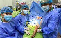 Hơn 3 giờ phẫu thuật nối thành công bàn tay bệnh nhân bị đứt lìa