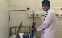 Ê-kíp bác sĩ xuyên đêm phẫu thuật cứu bệnh nhân u não nguy kịch