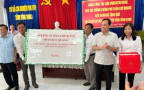 Phó Thủ tướng Trần Lưu Quang thăm, tặng quà tại cơ sở cai nghiện ma túy tỉnh Vĩnh Long