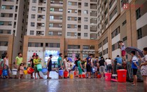 Vừa "dính" sự cố nước sông Đà nhiễm dầu, người dân Hà Nội chuẩn bị tâm lý tăng giá nước sinh hoạt