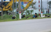 Vụ ôm hàng nóng cố thủ: 1 đối tượng bị khống chế, tiếp tục vây ráp 1 đối tượng còn lại