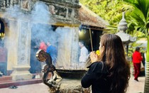 Du khách đổ về đền Bà Hải xin xăm đầu năm mới