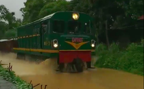 Người dân Yên Bái bất ngờ khi thấy tàu hoả chạy trên nước