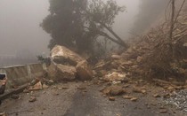 Sạt lở nghiêm trọng trên QL8A, cửa khẩu Cầu Treo bị chia cắt