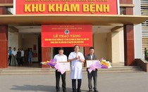 Bộ trưởng Y tế tặng Bằng khen cho 2 cá nhân vượt 200km hiến máu cứu người