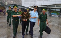 "Nữ quái" U40 giấu ma túy trong vùng kín, khóc vật vã khi bị bắt