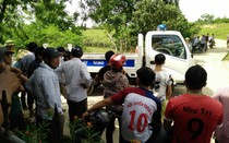 Chui dưới gầm xe, bé gái 16 tháng tuổi bị xe công trình cán tử vong