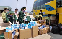 Bắt xe khách chở 30.000 khẩu trang y tế sang Lào tiêu thụ