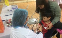 Hàng trăm phụ huynh nghỉ làm đưa con đi xét nghiệm sán lợn