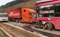 Hiện trường vụ container đâm nát đầu xe khách biển số Lào trên quốc lộ