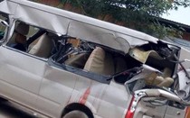 Nóng: Ôm cua hết phần đường, xe tải đâm xe khách khiến nhiều người thương vong