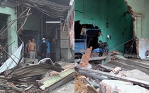 Giải cứu tài xế điều khiển container đâm sập nhiều nhà dân ở Bình Chánh