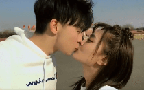 Hôn người dưới 16 tuổi là Dâm ô trẻ em: Dạy con yêu sao để không phạm luật?