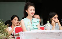 Phùng Bảo Ngọc Vân tươi tắn dưới nắng nóng làm đại sứ xanh