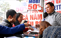 Clip: Chen lấn, xếp hàng mua hàng chục triệu đồng tiền thẻ ngày cuối khuyến mại 50%