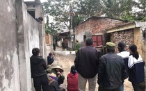 Điều tra vụ con trai sát hại mẹ, chém bố và hàng xóm bị thương rồi bỏ trốn