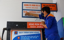 Giá xăng lần đầu tiên giảm giá sau 4 tháng