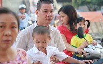Phụ huynh bỏ công sở đưa con dự lễ khai giảng năm học mới