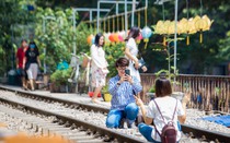 Bộ GTVT đề nghị TP. Hà Nội giải tán điểm chụp ảnh, kinh doanh cà phê đường tàu